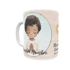 Taza de comunión personalizada niño, con pelo moreno, castaño. Personaliza con nombre y fecha. Envío rápido.