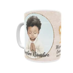 Taza de comunión personalizada niño, con pelo moreno, castaño. Personaliza con nombre y fecha. Envío rápido.