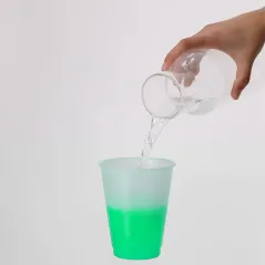 Vaso con Cambio de Color 500 ml  con bebidas frías  🎉