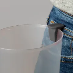 Práctica pinza portavasos adaptable a vasos de plástico. Fabricada en ABS.