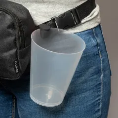 Práctica pinza portavasos adaptable a vasos de plástico. Fabricada en ABS.