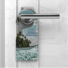 Cuelga puertas de madera personalizable con fotos, diseños, logotipos o textos a todo color.