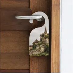 Cuelga puertas de madera personalizable con fotos, diseños, logotipos o textos a todo color.