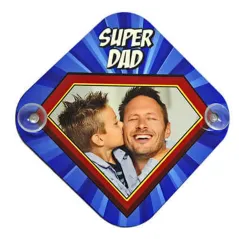 Portafotos en madera personalizable con ventosa para tu vehículo, diseños, logotipos o textos a todo color en alta definición.